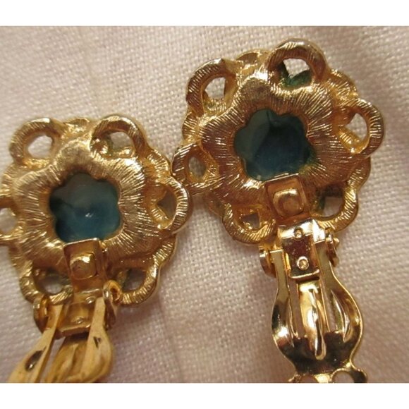 Vintage Gold-Tone Floral Clip-On Earrings With Blue Faceted gems Rhinestone - Picture 6 of 6